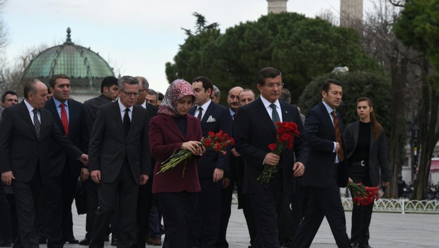 Le Premier ministre turc Ahmet Davutoglu et son épouse sur les lieux de l'attentat au centre d'Istanbul, le 13 janvier 2016