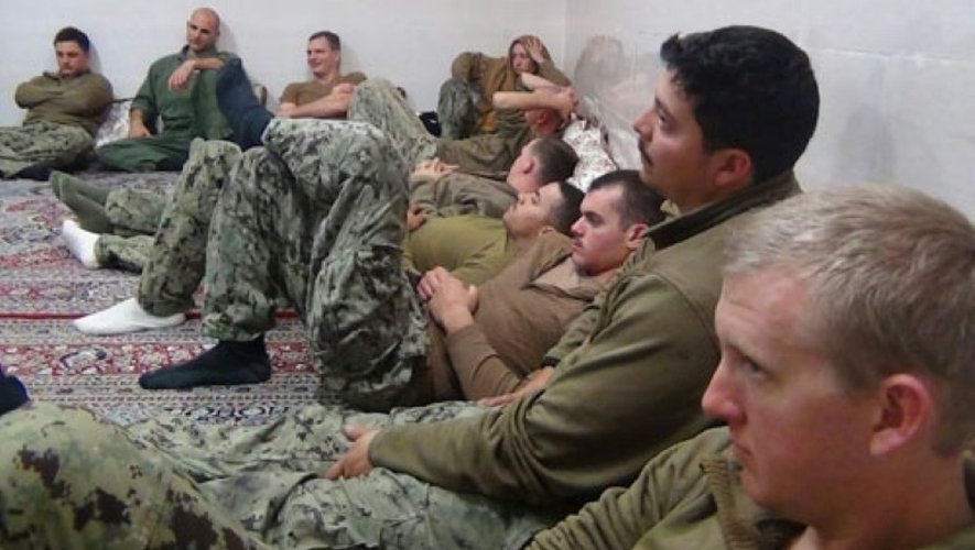 Photo publiée le 13 janvier 2016 sur le site des Gardiens de la révolution (Sepahnews.com) des marins américains après leur arrestation, assis à même le sol sur des tapis dans une grande pièce
