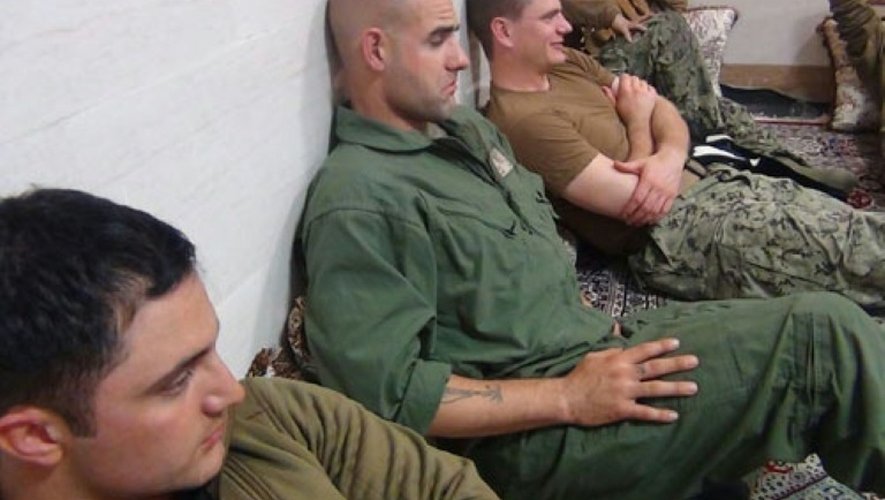 Photo publiée le 13 janvier 2016 sur le site des Gardiens de la révolution (Sepahnews.com) des marins américains après leur arrestation, assis à même le sol sur des tapis dans une grande pièce