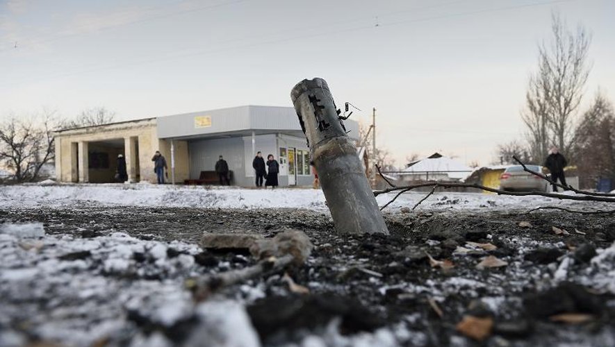 Un obus tombé près de Donetsk, dans l'est de l'Ukraine, le 4 décembre 2014
