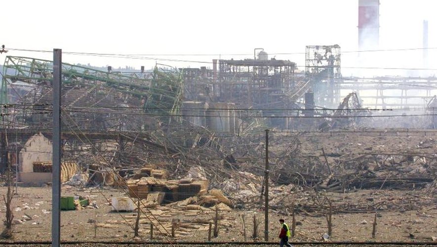 Le site industriel AZF à Toulouse, le 21 septembre 2001 après l'explosion qui a détruit le complexe chimique