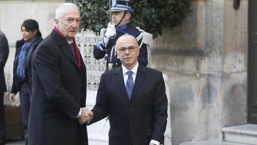 Le ministre de l'Intérieur Bernard Cazeneuve accueille au ministère, à Paris, le coordinateur européen pour la lutte contre le terrorisme, Gilles de Kerchove, le 11 janvier 2015