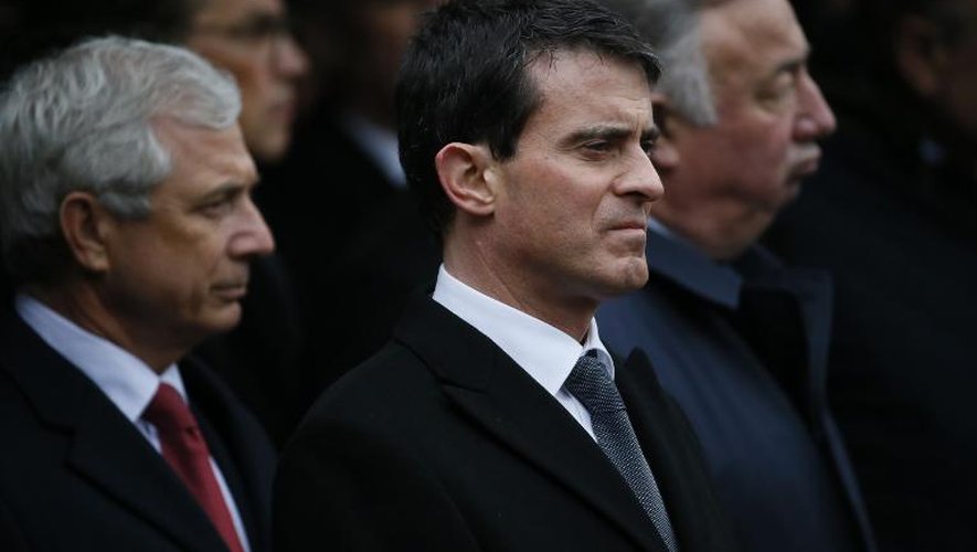 Le Premier ministre Manuel Valls entre le président de l'Assemblée nationale Claude Bartolone et celui du Sénat Gérard Larcher lors de la cérémonie en hommage aux policiers tués, le 13 janvier 2015 aux Invalides