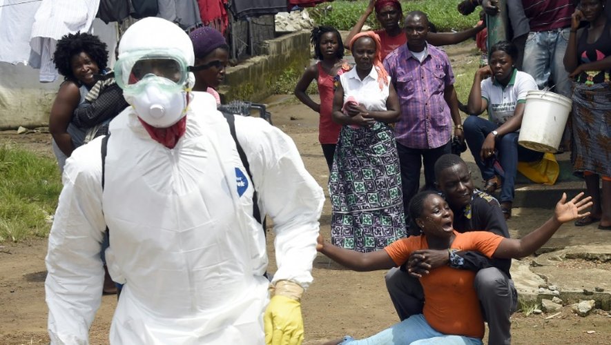 Une femme apprend la mort de son mari du virus Ebola la 4 octobre 2014 à Monrovia