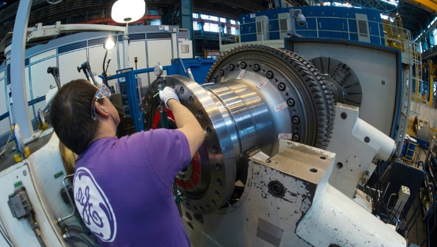 Un employé de General Electric dans l'usine de Belfort, dans l'est de la France, le 27 octobre 2015