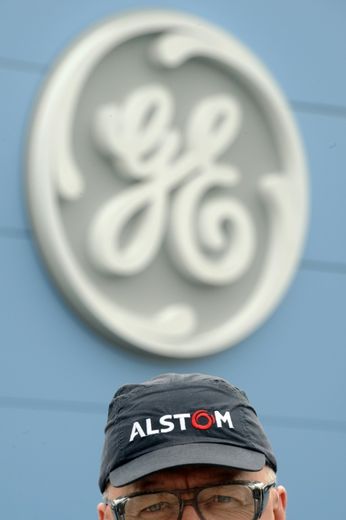 Un employé d'Alstom sous le logo de General Electric à Belfort, le 29 avril 2014