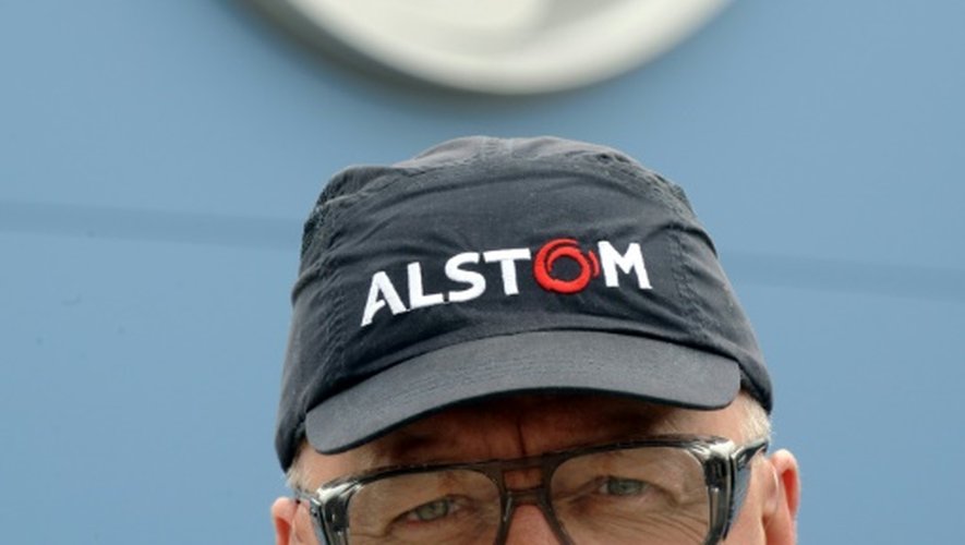 Un employé d'Alstom sous le logo de General Electric à Belfort, le 29 avril 2014