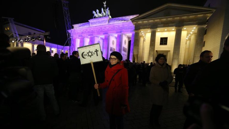 Une femme participe à la manifestation contre la violence et l'islamophobie organisée à Berlin le 13 janvier 2015