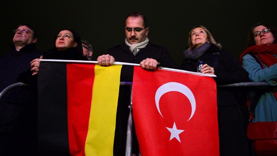 Un homme portant des drapeaux turc et allemand lors du rassemblement contre l'islamophobie et pour la tolérance, à Berlin le 13 janvier 2015