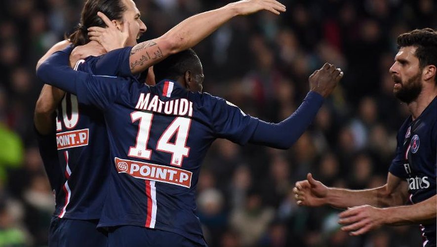 Les Parisiens se congratulent après le but de Zlatan Ibrahimovic, en Coupe de la Ligue, le 13 janvier 2015 à Saint-Etienne