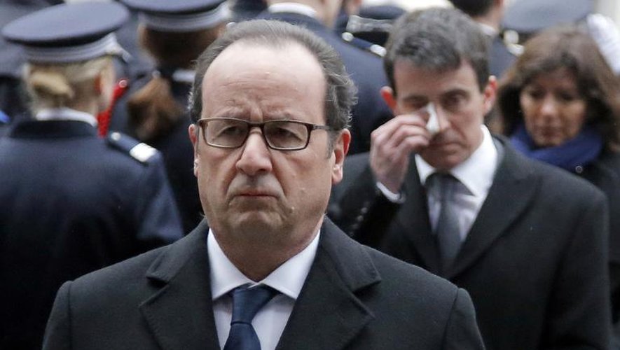 François Hollande et Manuel Valls, lors de l'hommage aux policiers tués, le 13 janvier 2015 à la préfecture de police de Paris