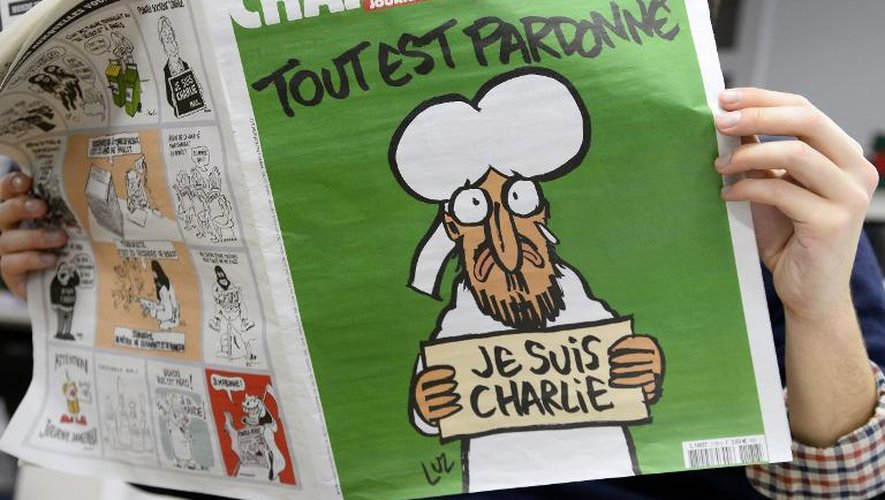 Un homme lit la dernière édition de Charlie Hebdo, le 13 janvier 2015 à Paris