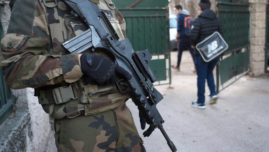 Un militaire de garde devant l'entrée de l'école "La Source" le 12 janvier 2016 à Marseille