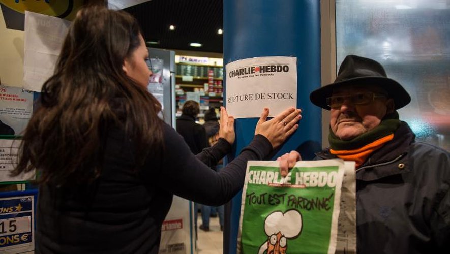 "Déjà épuisé" affiché dans un kiosque après la mise en vente du dernier "Charly Hebdo" le 14 janvier 2015 à Paris