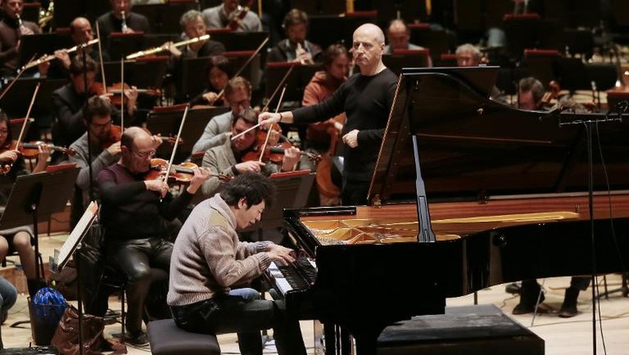Le pianiste chinois Lang Lang et le chef d'orchestre estonien Paavo Jarvi répètent à la Philarmonie de Paris, le 13 janvier 2015, la veille de l'inauguration officielle de cette nouvelle salle de concert parisienne