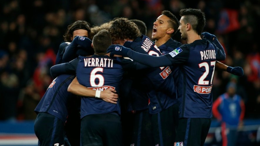 Les joueurs parisiens fêtent le but de Lucas face à Lyon en Coupe de la Ligue, le 13 janvier 2016 au Parc des Princes