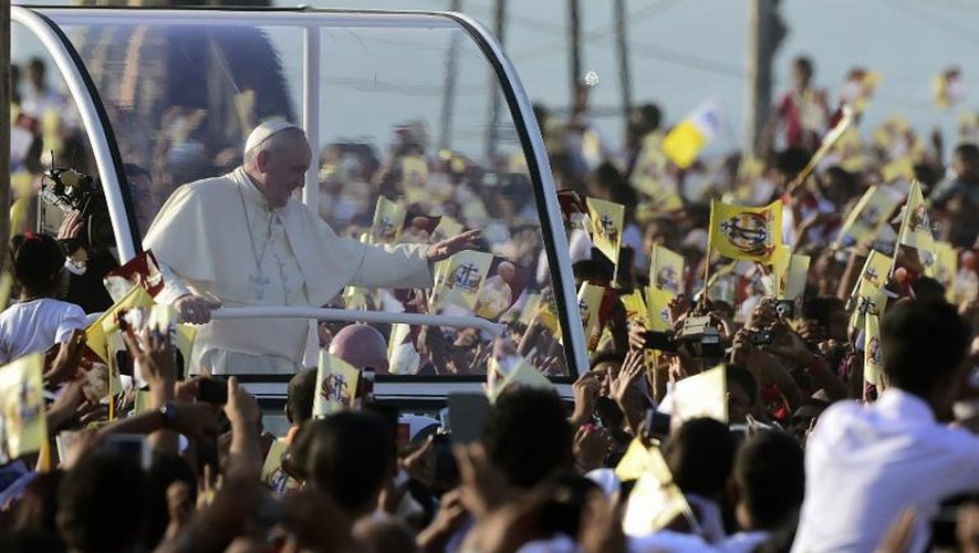 Le pape François au milieu de la foule à Colombo au Sri Lanka le 14 janvier 2015