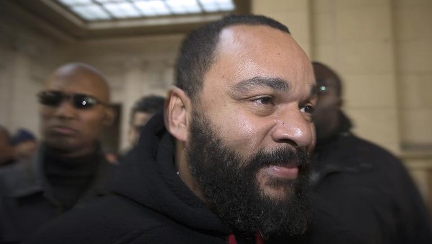 L'humoriste controversé Dieudonné le 13 décembre 2013, arrive au tribunal de Paris