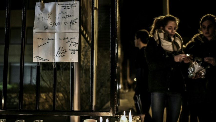 Des élèves allument des bougies devant le lycée Saint-Exupéry en mémoire de deux de leurs camarades tués dans une avalanche, le 13 janvier 2016 à Lyon
