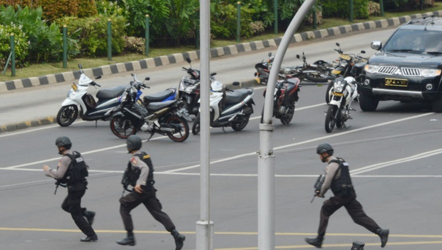 Des commandos de la police indonésienne sur le site d'un attentat, le 14 janvier 2016 à Jakarta