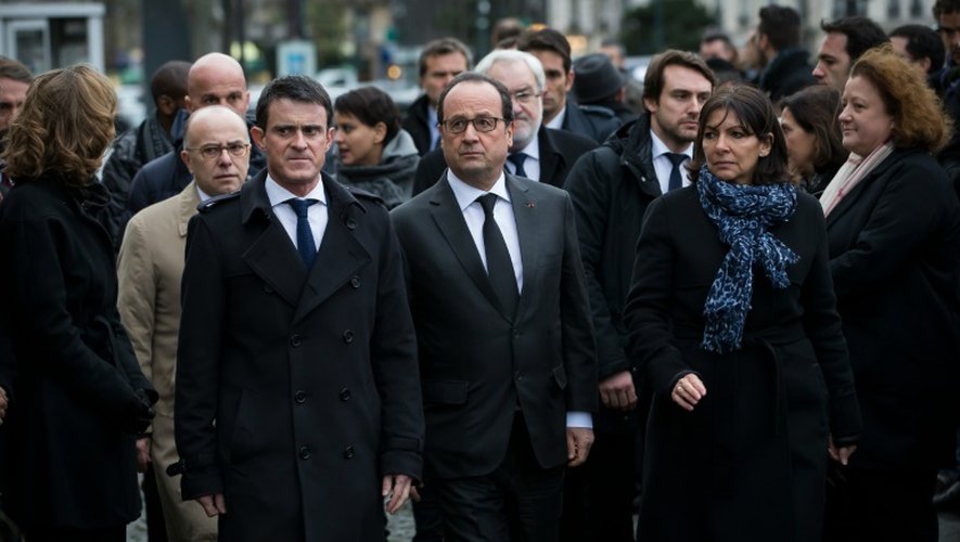 Le président François Hollande (c), le Premier ministre Manuel Valls (g) et la maire de Paris Anne Hidalgo (d), le 5 janvier 2016 à Paris