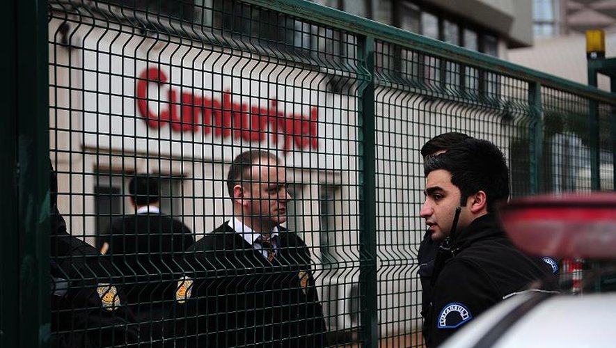 Forces de sécurité devant le quotidien d'opposition Cumhuriyet le 14 janvier 2014 à Istanbul