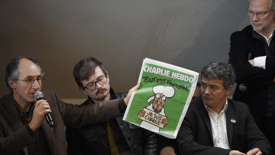 Gérard Briard, Renald Luzier, alias Luz, Patrick Pelloux et Laurent Joffrin, lors de la présentation du numéro de Charlie Hebdo le 13 janvier 2015 à Paris