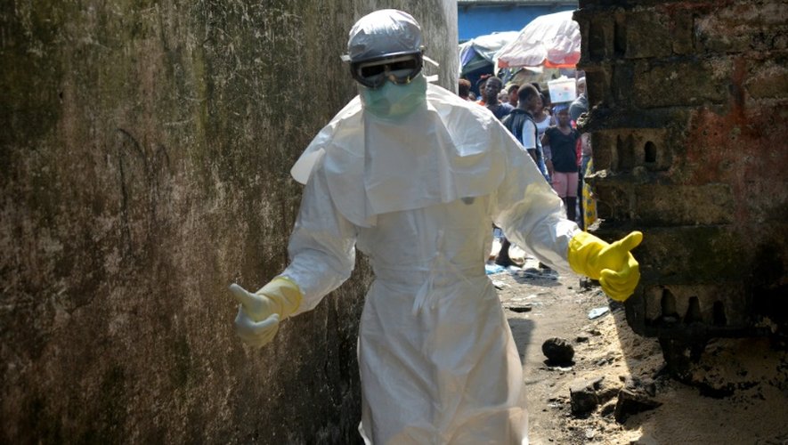 Un membre de la Croix-Rouge, en combinaison de protection, lors de l'épidémie du virus Ebola, le 5 janvier 2015 à Monrovia, au Liberia