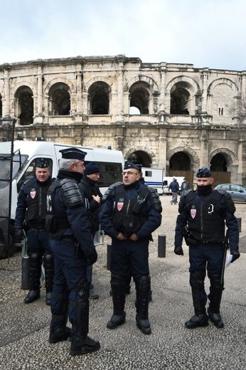La police anti-émeutes devant les arènes de Nîmes, non loin du palais de justice, le 14 janvier 2016