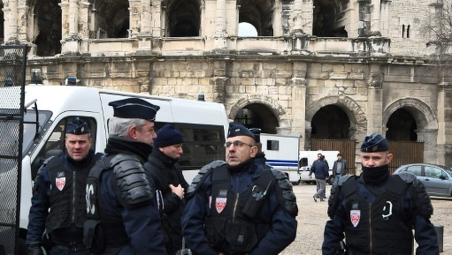 La police anti-émeutes devant les arènes de Nîmes, non loin du palais de justice, le 14 janvier 2016