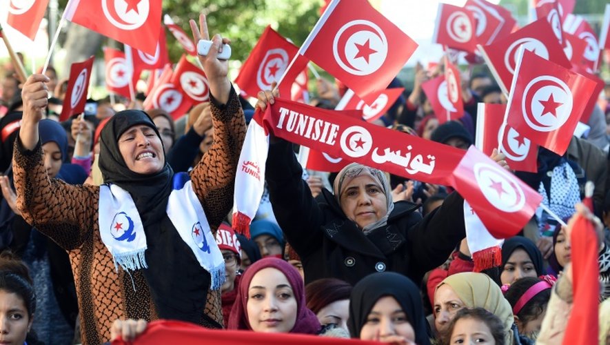 Des Tunisiennes défilent avenue Bourguiba pour marquer le 5e anniversaire de la révolution de 2011, le 14 janvier 2016 à Tunis