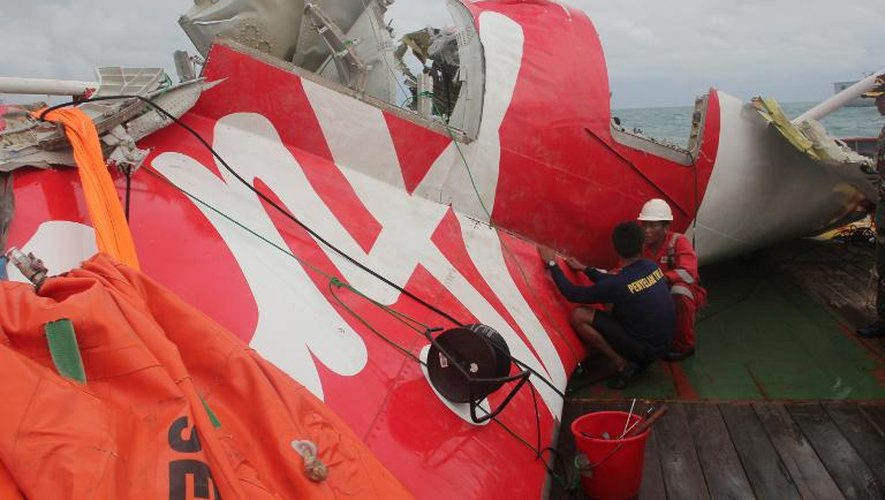 Des débris du vol d'AirAsia retrouvé en mer de Java inspecté par des enquêteurs le 10 janvier 2015