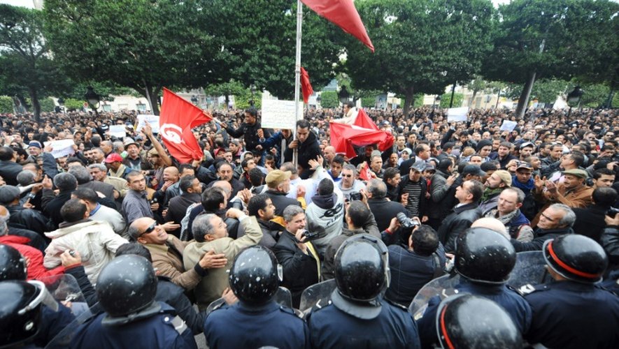 Des Tunisiens manifestent devant le ministère de l'Intérieur, avenue Avenue Bourguiba, le 14 janvier 2011 à Tunis