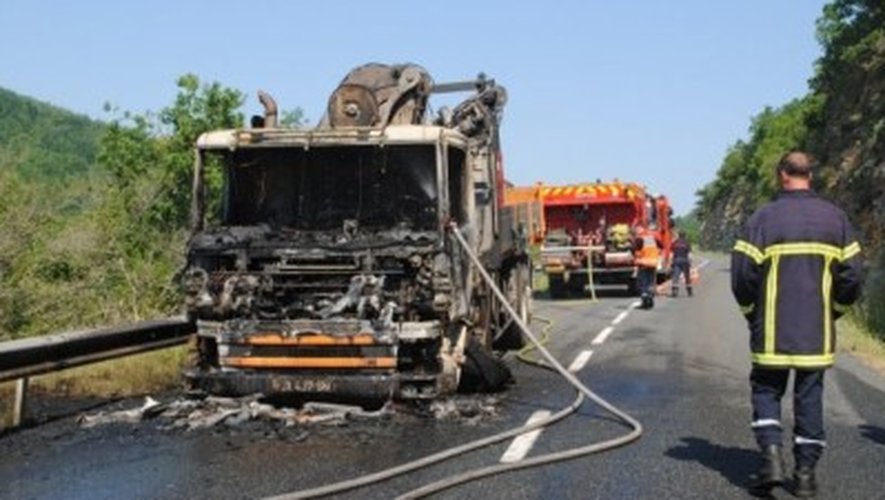  Sud-Aveyron : un camion prend feu sur la route de Nant