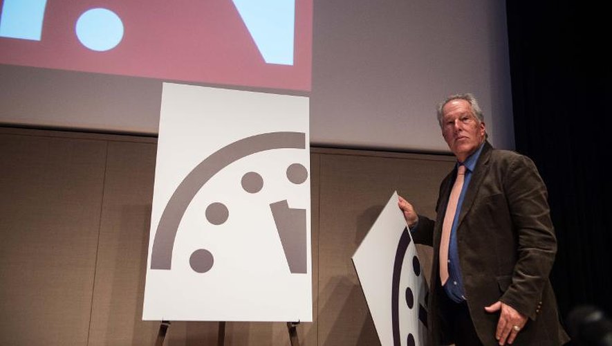Le professeur Richard Somerville de l'université de San Diego dévoile "l'horloge de l'Apocalypse" qui symbolise l'imminence d'un cataclysme planétaire, le 22 janvier 2015 à Washington