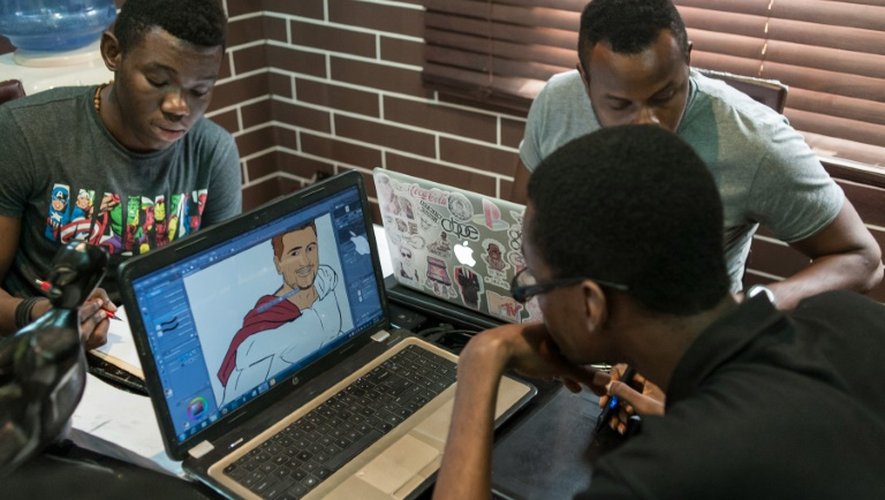 Des dessinateurs travaillent sur des projets de bandes dessinées dans les bureaux de Comic Republic, une start-up africaine s'étant donné pour mission de fabriquer des super-héros capables de rivaliser avec Iron Man, Batman et Spiderman, le 8 janvier 2016 à Lagos, au Nigeria