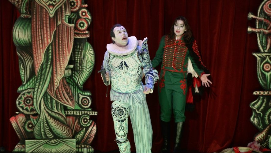 Le comédien Jean Lambert-Wild (g) vêtu d'une armure de porcelaine, et la comédienne Elodie Bordas dans la pièce "Richard III" de Shakespeare, le 19 janvier 2016 au Théâtre de l'Union à Limoges