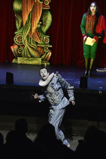 Le comédien Jean Lambert-Wild (g) vêtu d'une armure de porcelaine, et la comédienne Elodie Bordas dans la pièce "Richard III" de Shakespeare, le 19 janvier 2016 au Théâtre de l'Union à Limoges