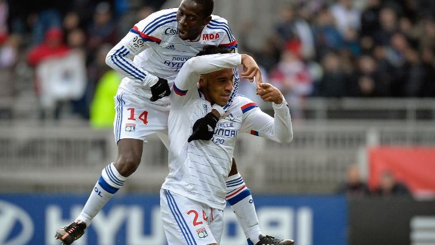 Le défenseur de l'Olympique lyonnais Corentin Tolisso (d) félicité par Mouhamadou Dabo après son but contre Metz, le 25 janvier 2015 à Gerland à Lyon