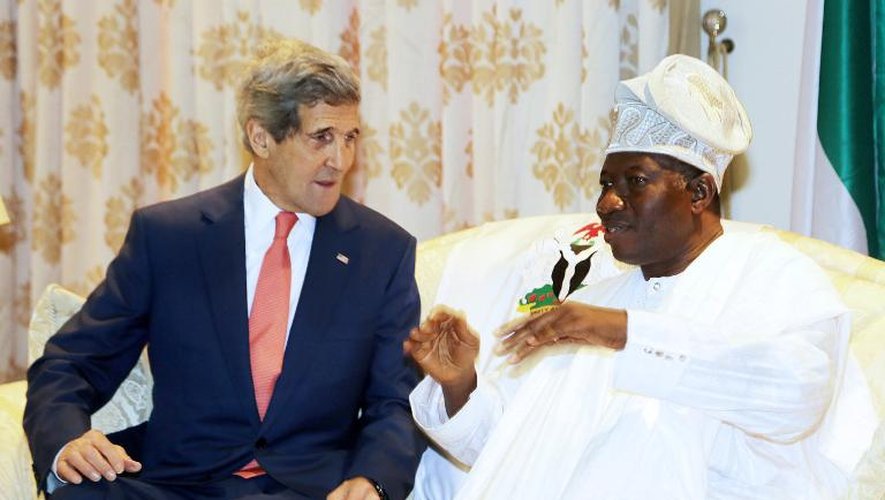 Le secrétaire d'Etat américain John Kerry (g) avec le président nigérian Goodluck Jonathan, le 25 janvier 2015 lors de sa visite à Lagos