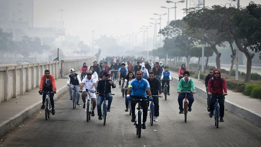 L'association Go Bike, qui organise tous les vendredis, au premier jour du week-end, des promenades à vélo à travers le Caire, le 27 décembre 2014