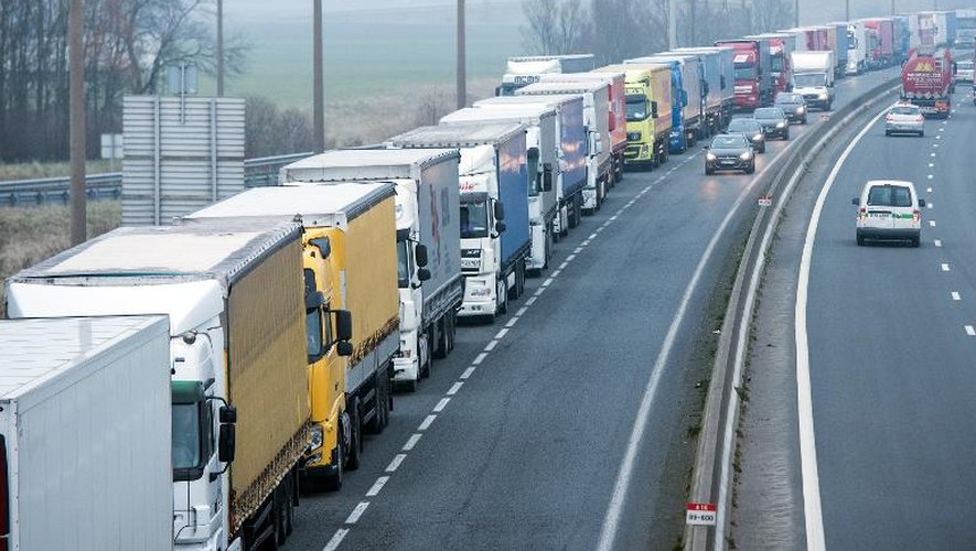 Une file de camions à l'arrêt sur la route menant au port de Calais, le 22 janvier 2015