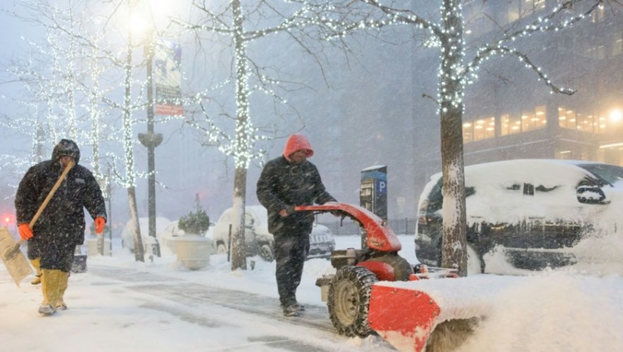 Un employé municipal déblaye la neige le 23 janvier 2016 à New York