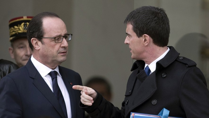 François Hollande gagne en janvier six points de cote de confiance, à 31%, et Manuel Valls en gagne huit, à 46%, dans un sondage de Harris Interactive pour le site internet Délits d'opinion publié lundi