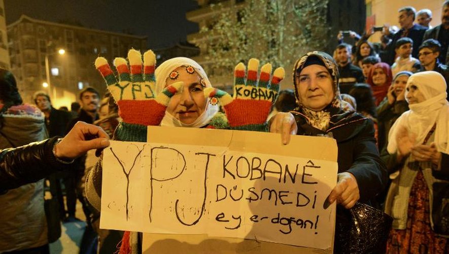 Des Kurdes fêtent l'éviction du groupe Etat islamique de la ville syrienne de Kobané, le 26 janvier 2015 dans les rues de Diyarbakir, dans le sud-est de la Turquie
