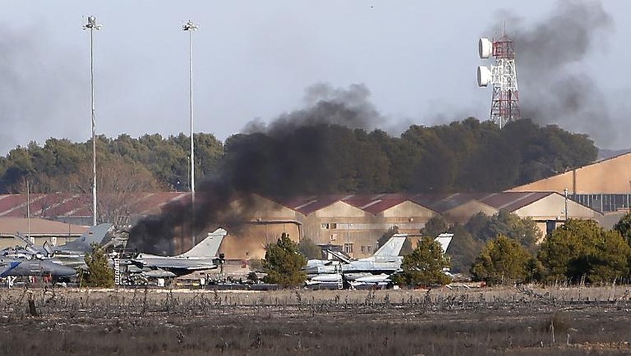 De la fumée s'élève de la base militaire de Los Llanos après le crash d'un avion militaire grec F-16, le 26 janvier 2015 à Albacete, en Espagne