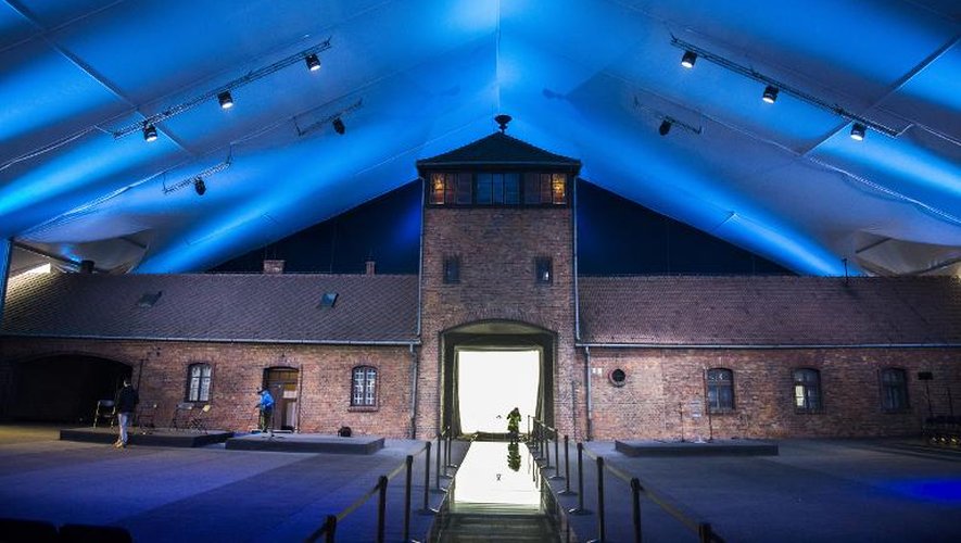 Une tente géante est déployée le 26 janvier 2015 au-dessus de l'entrée de l'ancien camp d'extermination d'Auschwitz-Birkenau, avant les cérémonies du souvenir