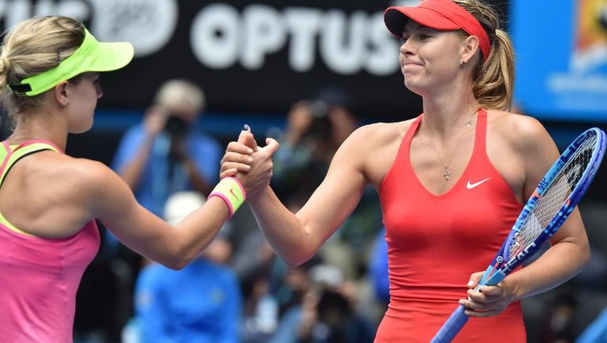 La Russe Maria Sharapova salue la Canadienne Eugénie Bouchard, après l'avoir battu en quart de finale à l'Open d'Australie, le 27 janvier 2015 à Melbourne