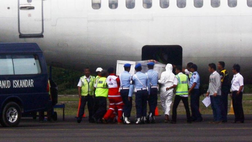 Le cercueil d'une victime du crash de l'avion d'AirAsia chargé à bord d'un avion, le 27 janvier 2015 à l'aéroport de Pangkalan Bun, en Indonésie