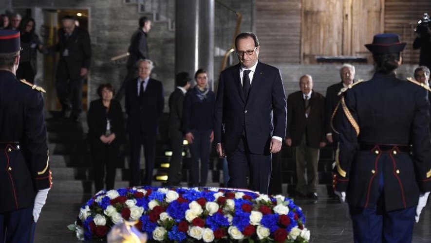 Francois Hollande rend hommage, le 27 janvier 2015 au Mémorial de la Shoah à Paris, aux 76.000 Juifs de France déportés sous le régime de Vichy
